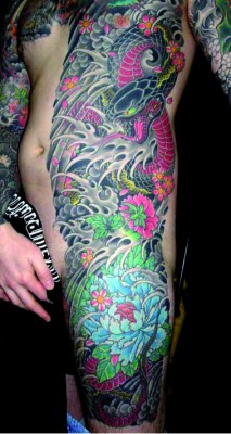 Tattoo di onde e fiori orientali (foto da http://www.tattooepiercing.com)