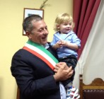 Il riconfermato sindaco di Aci Castello con il piccolo Nino