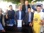 Francesco Sorbello e Agostino Trovato di Confcommercio Catania inaugurano la petizione nella piazzetta di via Petra dell'Ova a Canalicchio