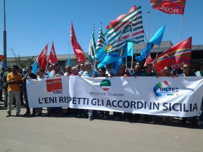 La protesta alla raffineria di Gela (foto livesicilia.it)