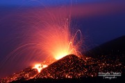 1 - Spettacolo sublime il cratere illuminato dalla lava durante l'eruzione