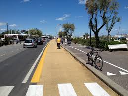 Il lungomare di Rimini con la pista ciclabile, i marciapiedi e le corsie per le auto