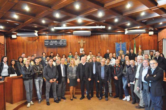 Il sindaco Andrea Messina con i 69 lavoratori di San Giovanni la Punta