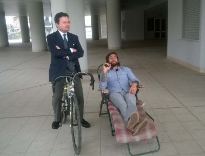 Vittorio Brumotti al Centro San Leone con il vicesindaco Marco Consoli in bicicletta