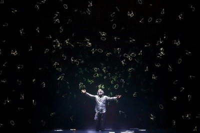 Leo Gullotta abbracciato dalle lettera sul palco del Teatro Verga (foto di Giampaolo Demma per lo Stabile)
