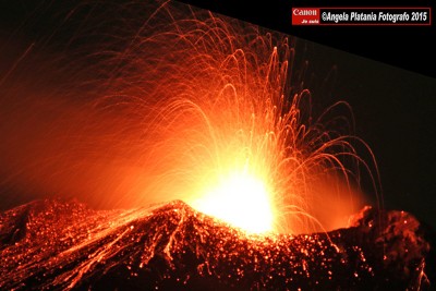 Paesi Etnei (Catania) Etna in eruzione. Attività stromboliana del cratere di sud est