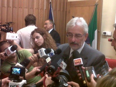 Il procuratore capo Giovanni Salvi intervistato dai giornalisti
