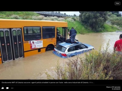 Un autobus dell'Amt salva due poliziotti rimasti impantanati nell'acqua alta
