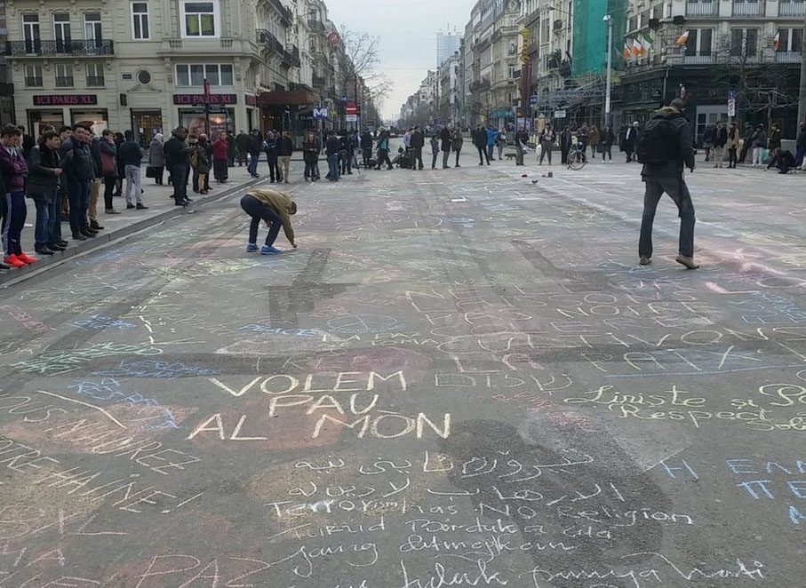 02 A - Sulle strade di Bruxelles messaggi contro il terrore scritti col gesso colorato copia