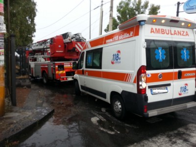 Vigili del fuoco e ambulanza in via Mollica ad Aci Castello