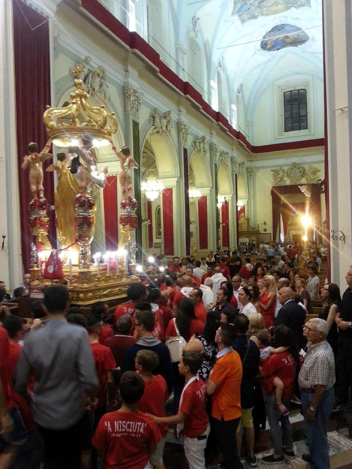 La navata della chiesa del SS Salvatore con i fedeli