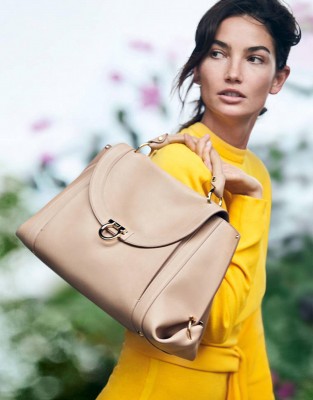 Lily Aldridge con la borsa soft sofia a Taormina
