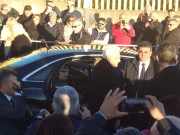 Mattarella scende dall'auto presidenziale
