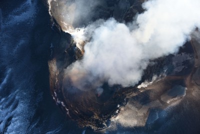 Etna, bocca Nuova con attività stromboliana sul fondo craterico