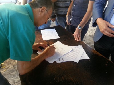 Un residente mentre firma la petizione