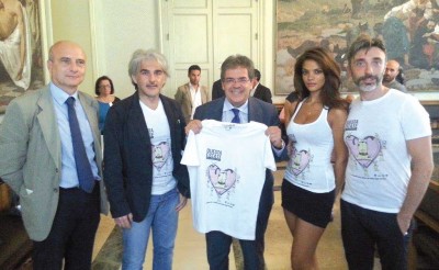Al centro il sindaco Enzo Bianco con Francesco Tanasi segretario nazionale del Codacons con la maglietta del cane Mumù