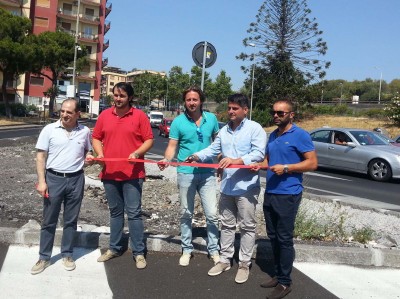 Manlio Messina con il gruppo d'opposizione al taglio del nastro dell'incompiuta