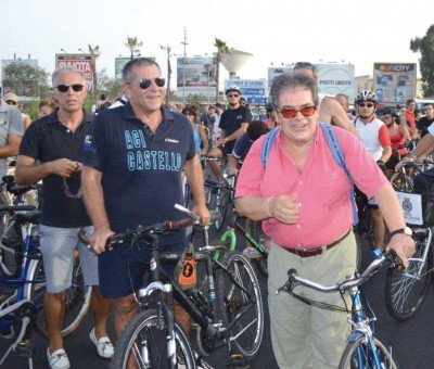 I due sindaci di Aci Castello e Catania, Filippo Drago ed Enzo Bianco, in bici
