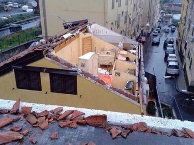 Un tetto scoperchiato  a Ognina dalla tromba d'aria che c'è stata a Catania il 5.11.2014