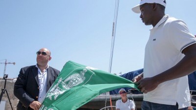Il sindaco di Siracusa, Giancarlo Garozzo, consegna la bandiera all'equipaggio