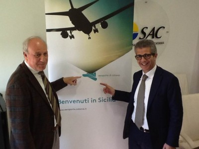 Da sinistra Salvatore Bonura e Gaetano Mancini con il nuovo brand dell'Aeroporto di Catania