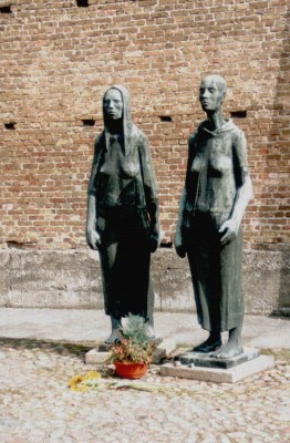 Monumento intitolato "Due donne" di Will Lammert e Fritz Cremer, Muro delle Nazioni, Ravensbrück
