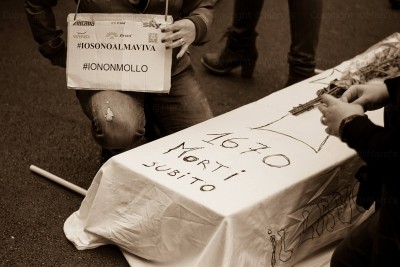Almaviva, la protesta sfila per Palermo con il titolo "morti subito" (foto facebook)