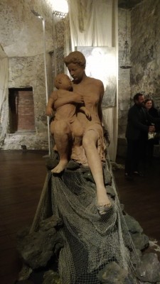 Madre e figlio, l'opera di Antonio Santacroce esposta nella Cappella Bonajuto