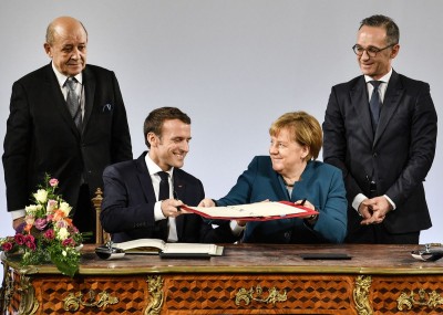 Merkel e Macron durante la firma del trattato di Aquisgrana (vn.at)