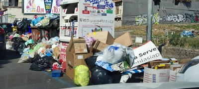 Catania invasa dalla spazzatura, largo Bordighera